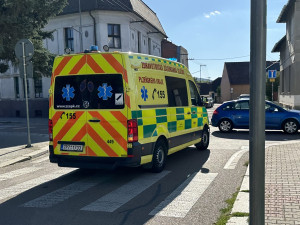 Matka nechala roční dítě zavřené v rozpáleném autě. Hasiči museli rozbít okno, aby holčičku zachránili