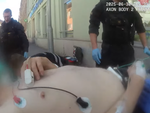 VIDEO: Na rozpálené ulici zkolaboval muž, nedýchal a krvácel z hlavy