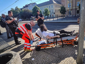 Sedmnáctiletý mladík surově napadl muže na zastávce, nechtěl mu půjčit mobil