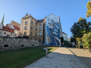 Lidé kritizují novou velkoplošnou moderní malbu na průčelí domu v historickém centru