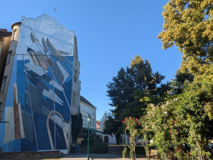 Lidé kritizují novou velkoplošnou moderní malbu na průčelí domu v historickém centru