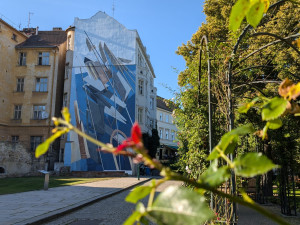 Lidé kritizují novou velkoplošnou moderní malbu na průčelí domu v historickém centru