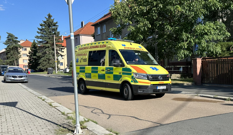 Vozidlo záchranné služby v ulicích Rokycan