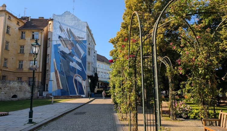 Lidé kritizují novou velkoplošnou moderní malbu na průčelí domu v historickém centru Plzně