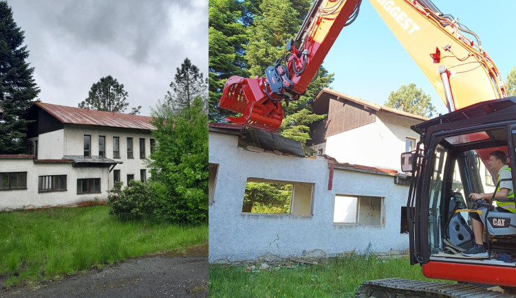 Reálnou demolici školky si v bagru vyzkoušel i samotný starosta Železné Rudy Filip Smola