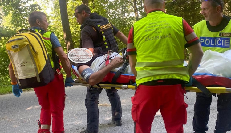 Motorkář se po střetu s autem vážně zranil, zasahoval vrtulník