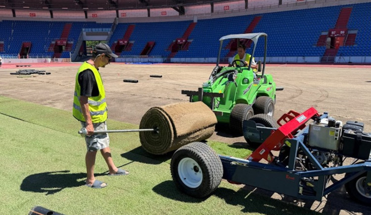 Městský stadion ve Vítkovicích dostává nový trávník