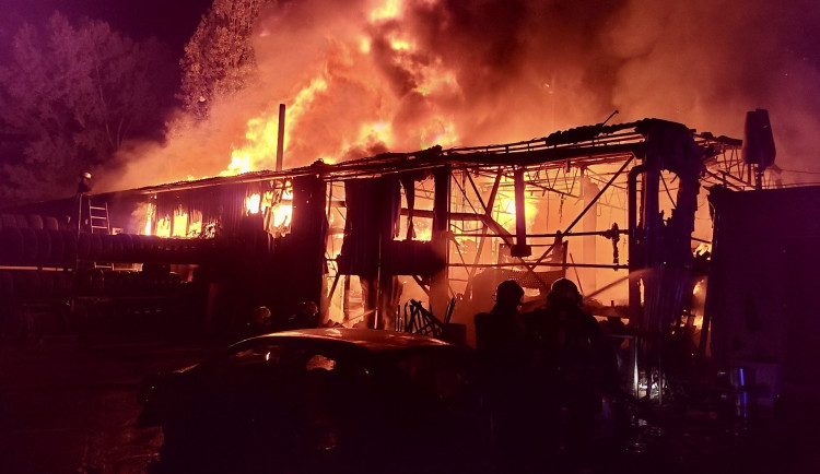 Požár pneuservisu zaměstnal v noci pražské hasiče