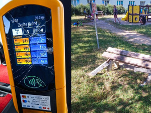 Jeden vandal zdemoloval v autobusu platební terminál, další dva mladíci z nudy rozkopali lavičku
