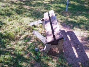 Zdemolovaná lavička