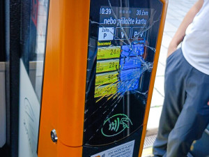 Jeden vandal zdemoloval v autobusu platební terminál, další dva mladíci z nudy rozkopali lavičku