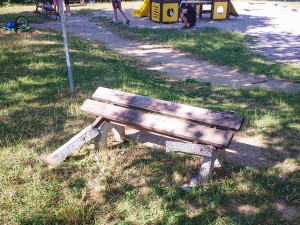 Zdemolovaná lavička