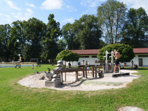 Lidé si přejí zastínění dětského hřiště i zpřístupnění hradby, ukázalo hlasování