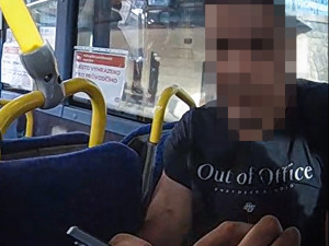 Konflikt v autobusu. Řidič odmítl říct cestujícímu čas příjezdu a strhla se mela