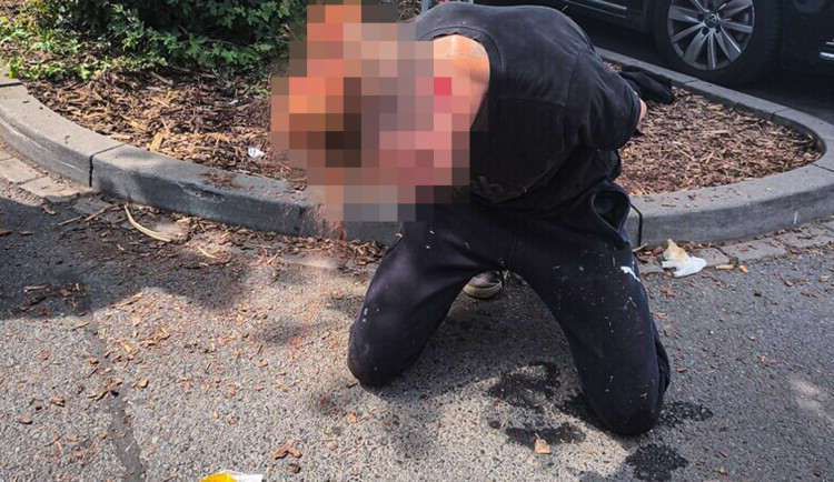 V jedné ruce ředidlo a ve druhé zapalovač, narkoman děsil lidi u nákupního centra