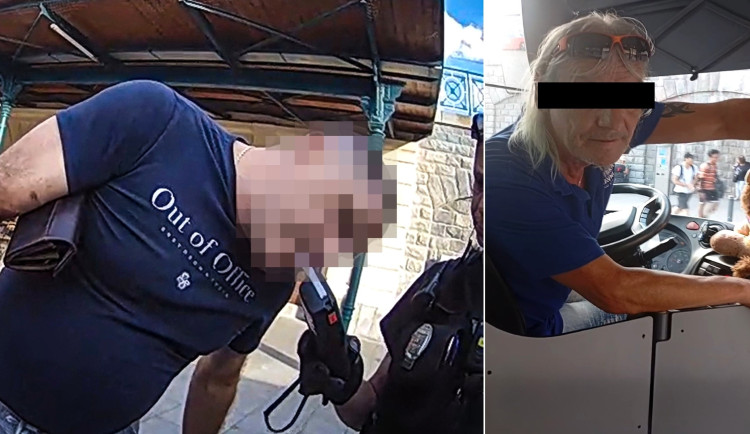 Pasažér při dechové zkoušce a řidič autobusu, který právě vykazuje cestujícího ze svého vozidla