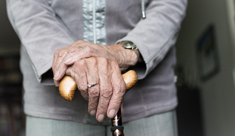 Policie dopadla muže, který přepadával seniorky a strhával jim z krku řetízky
