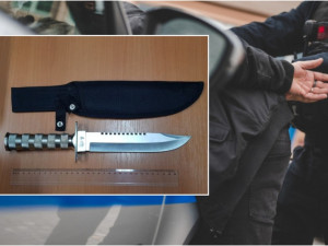 Opilý muž vytáhl v kempu nůž a napadal ostatní hosty, pak zaútočil i na policistu