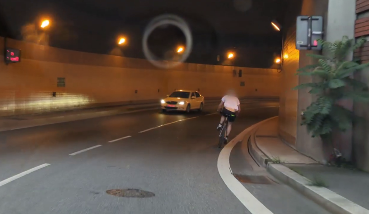 VIDEO: Zfetovaný cyklista ujížděl policistům tunelem Blanka v protisměru