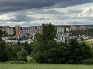 Pohled na Lochotín z Mikulky