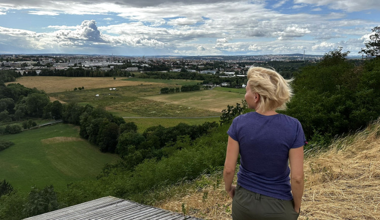 Vyhlídka na Plzeň v Koterově u rampy pro paraglidisty