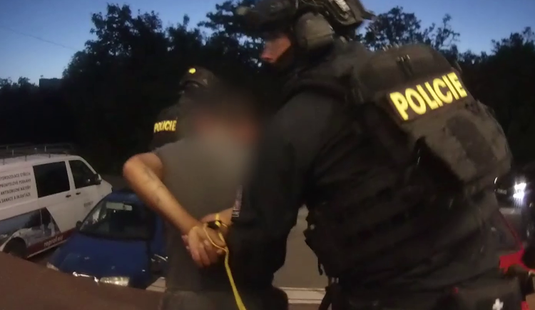 VIDEO: Mladíci znásilnili ženu u hlavního nádraží. Slíbili jí pomoc, pak zaútočili