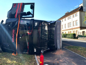 Kamion vyletěl ze silnice a zůstal ležet na chodníku převrácený na boku
