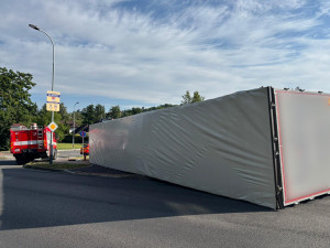 Kamion vyletěl ze silnice a zůstal ležet na chodníku převrácený na boku
