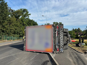 Kamion vyletěl ze silnice a zůstal ležet na chodníku převrácený na boku