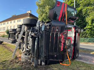 Kamion vyletěl ze silnice a zůstal ležet na chodníku převrácený na boku