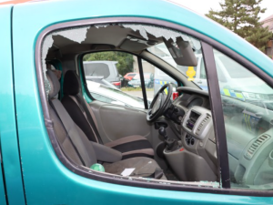 Dvě krádeže. Podezřelý schovával nářadí po parku, další tvrdil, že si jen prohlíží sklepy