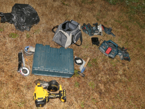 Dvě krádeže. Podezřelý schovával nářadí po parku, další tvrdil, že si jen prohlíží sklepy