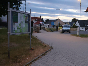 Silně opilý cyklista se rozplácl o reklamní tabuli a pak napadl záchranáře
