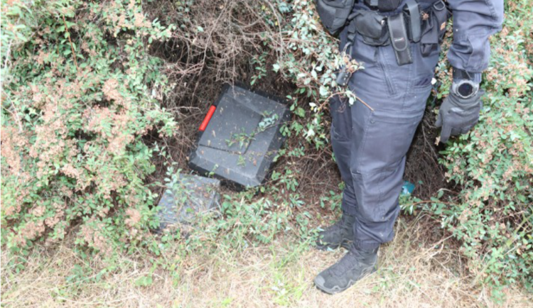 Dvě krádeže. Podezřelý schovával nářadí po parku, další tvrdil, že si jen prohlíží sklepy.