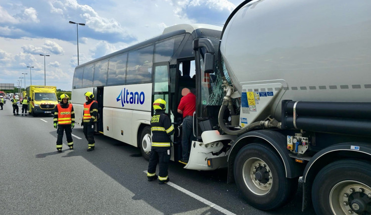 Na Pražském okruhu u letiště boural autobus s dětmi. Nehoda omezila dopravu