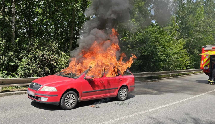 Auto v plamenech v Liberci Růžodole. Hasiči ho uhasili během několika minut