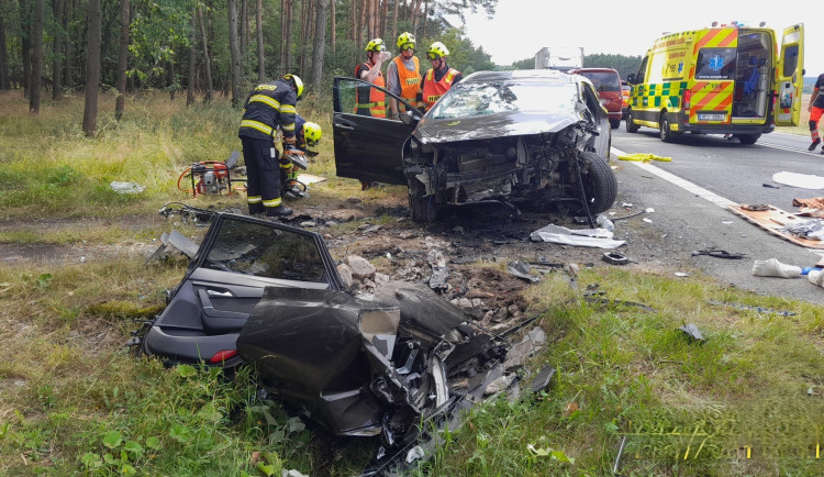 Při děsivé nehodě osobáku se vážně zranili dva dospělí a dítě. Auto narazilo do betonové propusti