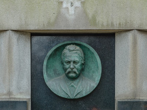 Portrétní medailon na náhrobku Maxmiliána Duffka v Domažlicích