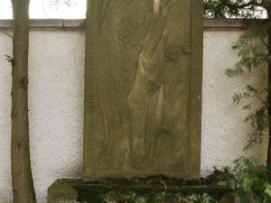 Náhrobek Josefa Webera v Domažlicích s reliéfem Matky Boží pod křížem