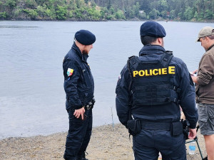 Další policejní razie mezi rybáři. Na březích vyhlášené přehrady Hracholusky rybařilo i 25 Ukrajinců