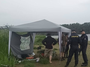 Další policejní razie mezi rybáři. Na březích vyhlášené přehrady Hracholusky rybařilo i 25 Ukrajinců