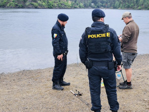 Další policejní razie mezi rybáři. Na březích vyhlášené přehrady Hracholusky rybařilo i 25 Ukrajinců