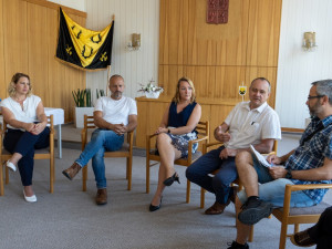 Zleva - Jana Zajptová (místostaroska Zbůchu), Zdeněk Strejc (místopředseda ENERKOM Plzeňsko), Andrea Kubernátová (předsedkyně ENERKOM Plzeňsko), Dušan Duchek (starosta Zbůchu).