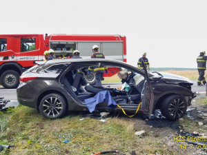 Při děsivé nehodě osobáku se vážně zranili dva dospělí a dítě. Auto narazilo do betonové propusti
