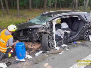 Při děsivé nehodě osobáku se vážně zranili dva dospělí a dítě. Auto narazilo do betonové propusti