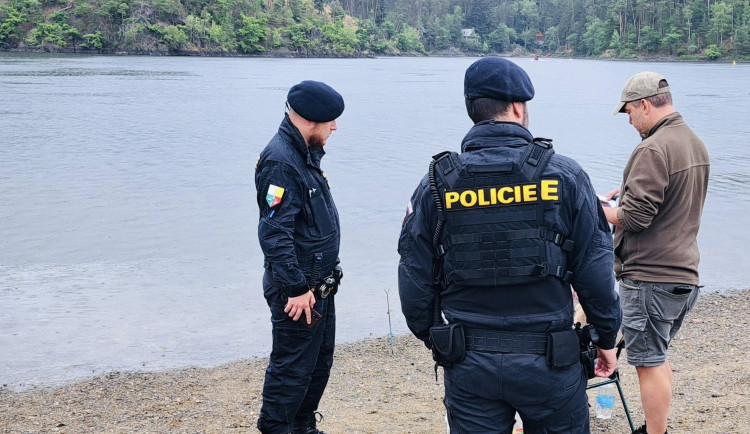 Další policejní razie mezi rybáři. Na březích vyhlášené přehrady Hracholusky rybařilo i 25 Ukrajinců
