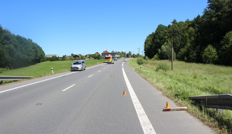 Motorkář najel na dřevěný hranol, spadl a těžce se zranil. Policie hledá svědky