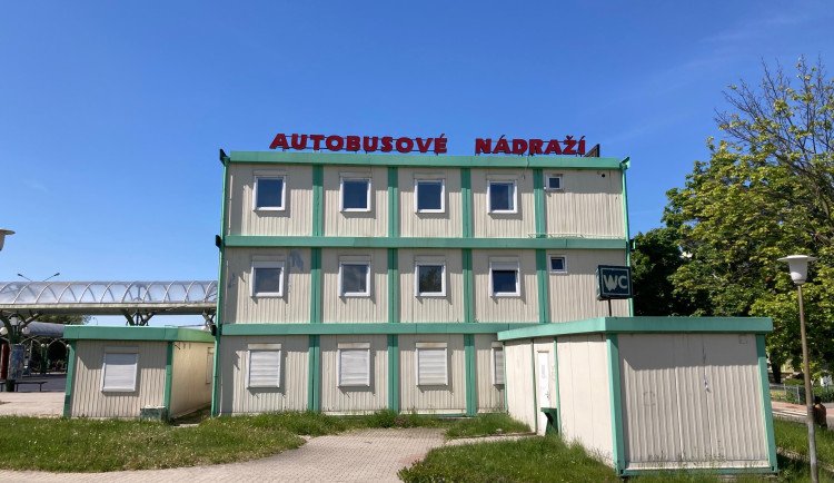 Buňky z autobusového nádraží v Liberci zmizí ve středu, odvoz začne v 8 ráno