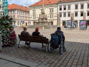 Nové lavičky v okolí katedrály jsou poměrně využívané. Teď v létě hlavně po západu slunce nebo tam, kde je trocha stínu.