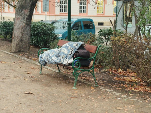 Lidem vadí hlavně bezdomovci, kteří na lavičkách spí.